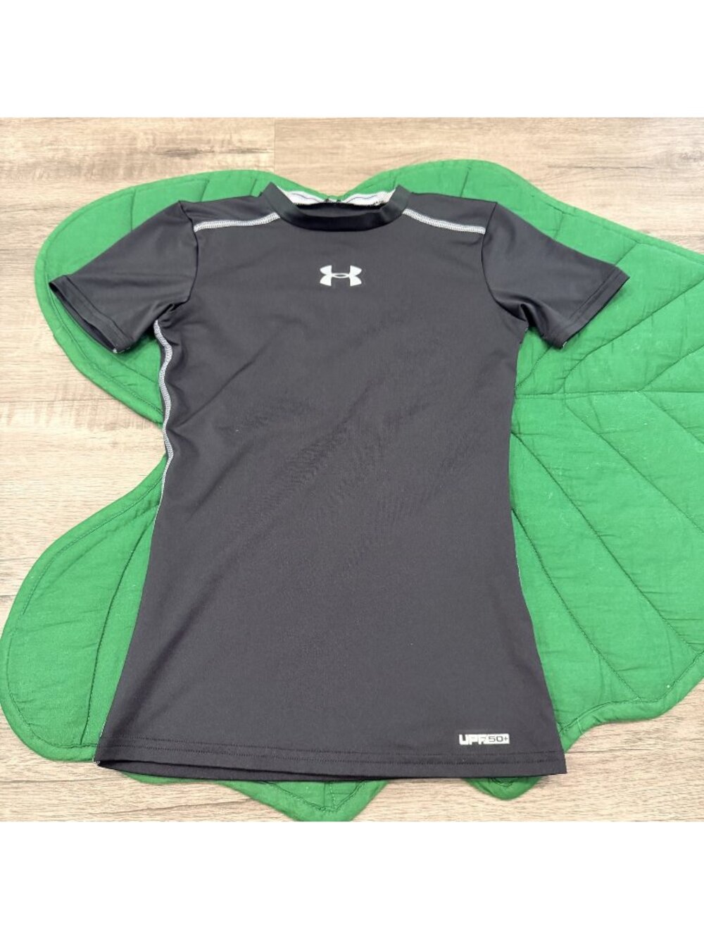 Under Armour HeatGear Boys Medium Compression Shirt Short Sleeve UPF 50+ Black